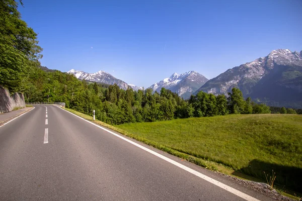 アルプスの道路は — ストック写真