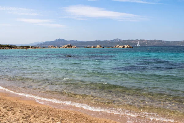 La hermosa playa en la isla de Cerdeña, Italia — Foto de Stock