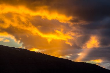 Volkan Teide üzerinde gökyüzü günbatımı 