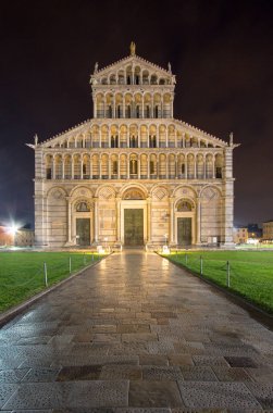 Pisa İtalya katedral geceleri