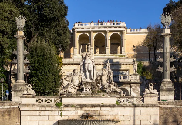 Skulptur und Brunnen der Piazza del Popolo in Rom — Stockfoto