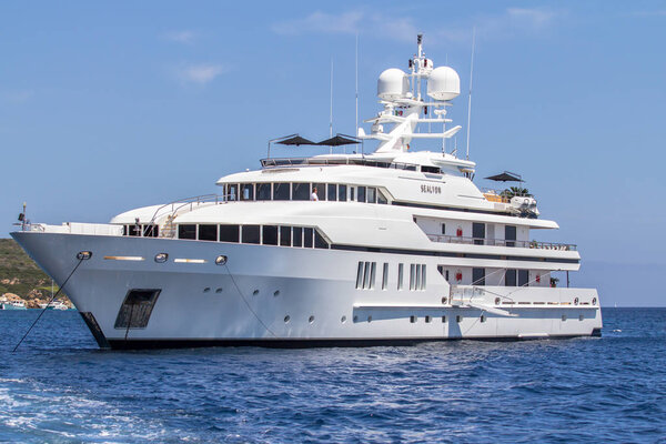 роскошная яхта в море