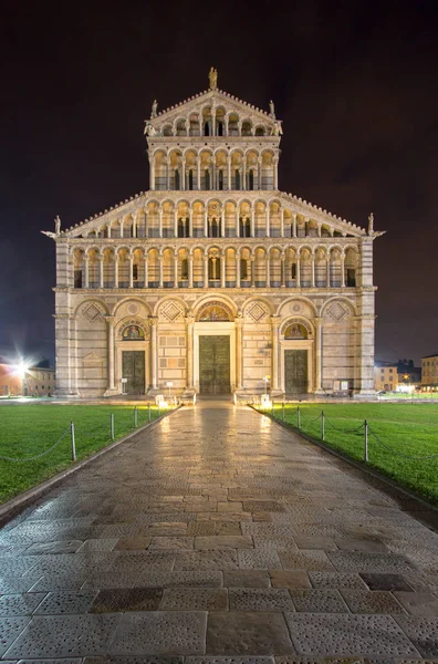 Pisa İtalya katedral geceleri