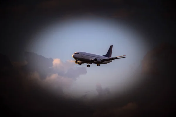 The airplane landing — Stock Photo, Image