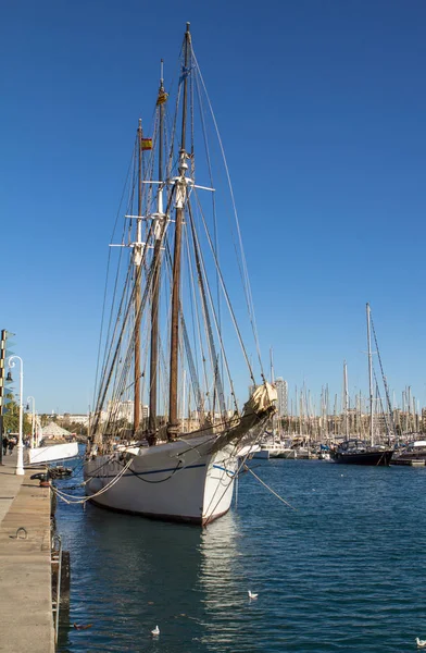 Stary żaglowiec w port w Barcelonie — Zdjęcie stockowe