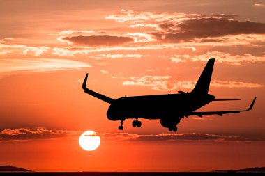 Gün batımında uçak inecek.