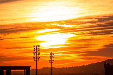 bulutlu gün batımı