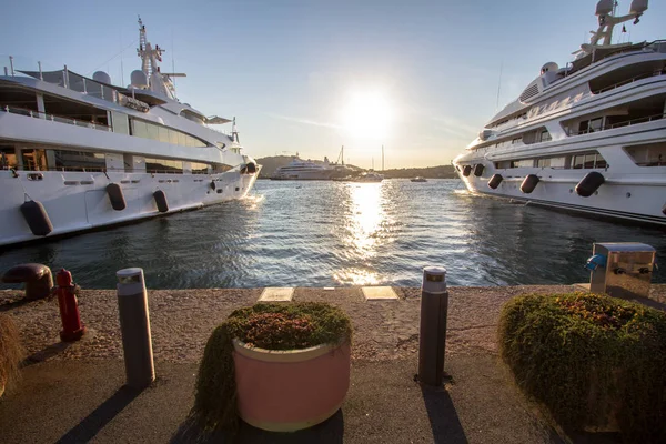 Yates de lujo y ricos amarrados en un puerto de Porto Cervo — Foto de Stock