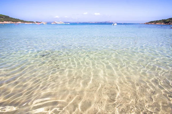 A praia na Baja Sardenha na Sardenha, Itália — Fotografia de Stock
