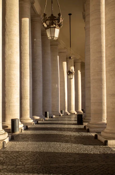 Sütunlar üzerinde St. Peter's Square, Vatikan, İtalya