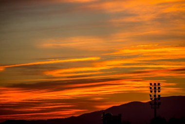bulutlu gün batımı