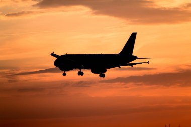 Gün batımında uçak inecek.