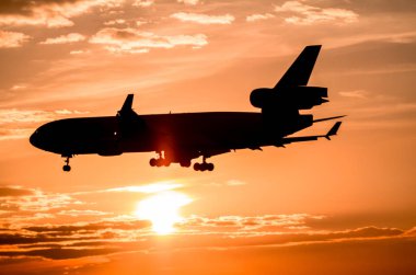 Gün batımında uçak inecek.