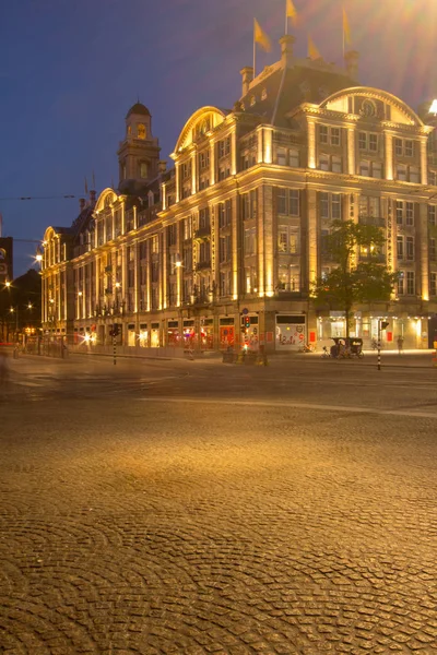 Площадь Дам в Амстердаме ночью — стоковое фото