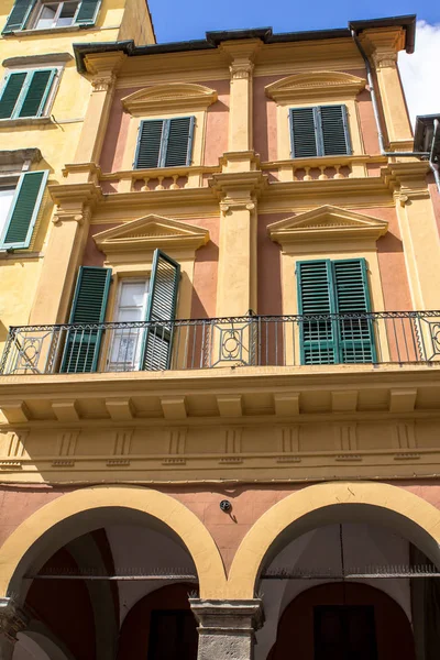 Güzel tipik bina Pisa, İtalya