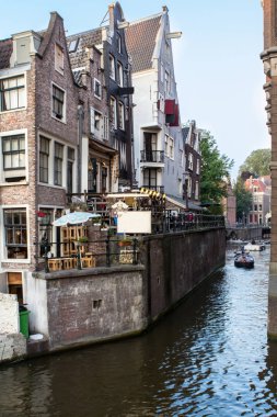 evler ve amsterdam kanal tekneleri