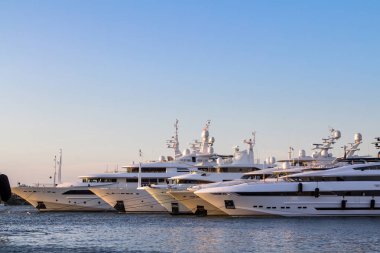 Lüks, zengin Yat Limanı Porto Cervo içinde demirleyen.