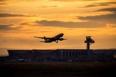 Gün batımında uçak silueti