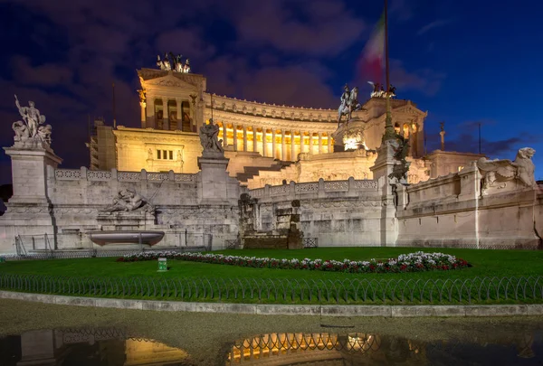 Altaret av fosterlandet på natten, Rom, Italien — Stockfoto