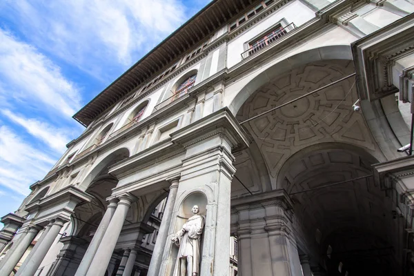 Columnas y arcos masivos de la Galería Uffizi en Florencia, Italia — Foto de Stock