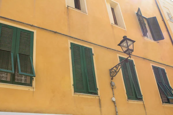 Edificios clásicos en el centro de Alghero, Italia — Foto de Stock