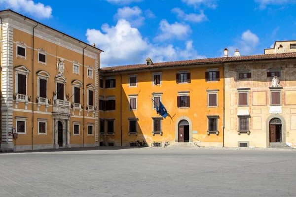 Architektonicky významné budovy na jednom náměstí Pisa, Itálie — Stock fotografie