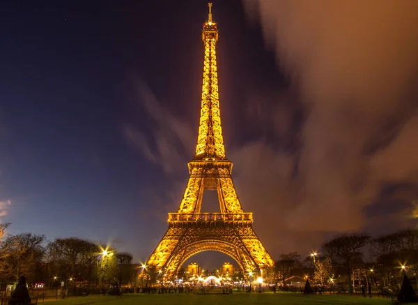 Eiffelova věž v noci v Paříži, Francie — Stock fotografie