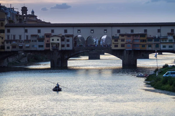 Ponte Vecchio görünümünü gün batımında, Florence, İtalya