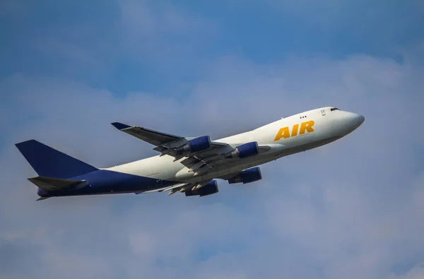 Airplane taking off — Stock Photo, Image