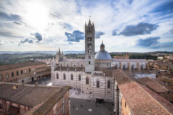 Glockenturm und Kuppel der Kathedrale von Siena, Toskana, Italien — Stockfoto