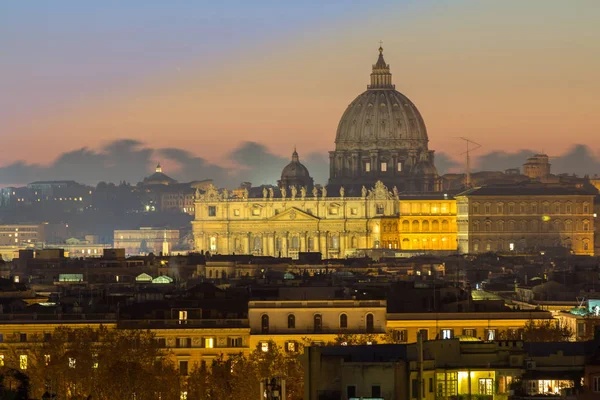 Panorama melihat Roma saat matahari terbenam dengan Katedral Santo Petrus — Stok Foto