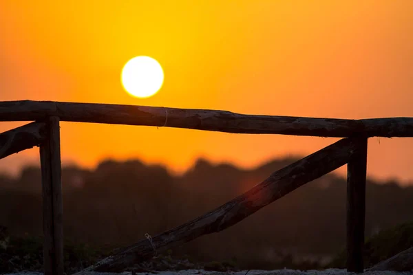 Starý dřevěný plot a sunse — Stock fotografie