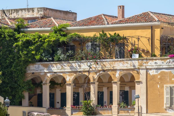 Klassiska byggnader i centrala Alghero, Italien — Stockfoto