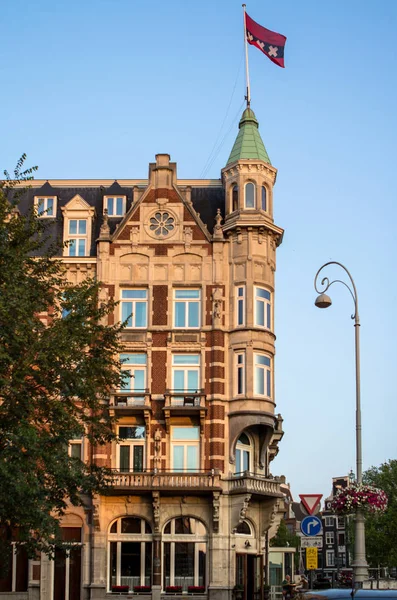 Vieux bâtiments traditionnels à Amsterdam — Photo