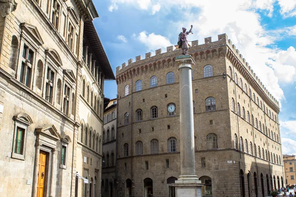 Standbeeld van Justitie in Florence, Toscane, Italië — Stockfoto