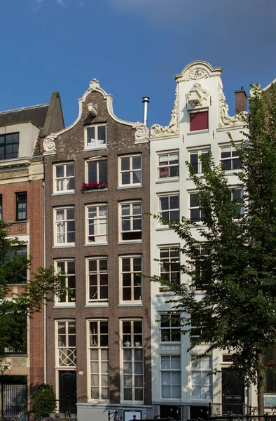 Παραδοσιακά παλιά κτίρια στο Άμστερνταμ — Φωτογραφία Αρχείου