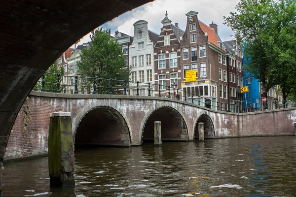 Puente sobre el canal en Amsterdam — Foto de Stock