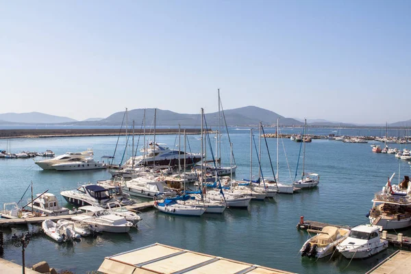 Jachty kotvící v přístavu Alghero, Sardinie — Stock fotografie