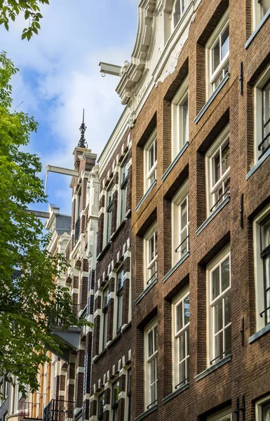 Prédios antigos tradicionais em Amsterdã — Fotografia de Stock