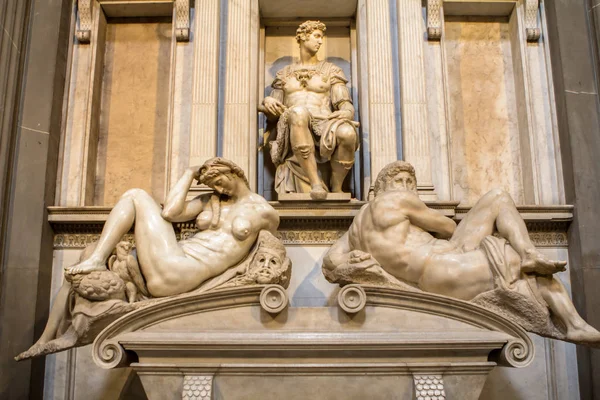 Tomb of Giuliano de Medici and sculptures 'Night and Day' — ストック写真