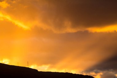 Volkan Teide üzerinde gökyüzü günbatımı 