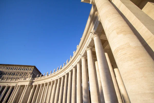 Sütunlar üzerinde St. Peter's Square, Vatikan, İtalya — Stok fotoğraf