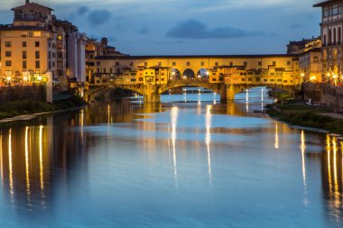 Ponte Vecchio alacakaranlıkta, Florence, İtalya