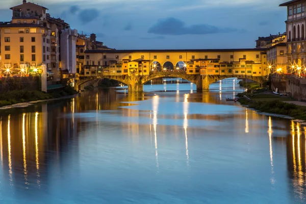 Ponte Vecchio alacakaranlıkta, Florence, İtalya