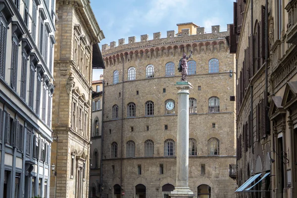 Statue der Gerechtigkeit in Florenz, Toskana, Italien — Stockfoto