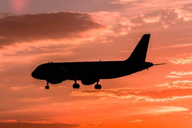 Gün batımında uçak inecek.