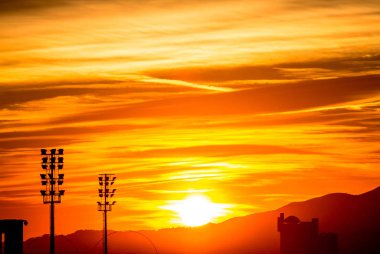 bulutlu gün batımı