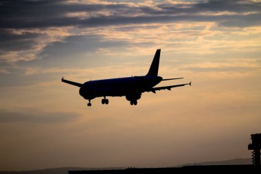 Gün batımında uçak inecek.