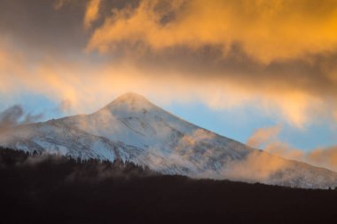 Volkan Teide üzerinde gökyüzü günbatımı 