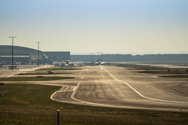 Widokiem na pas startowy lotniska — Zdjęcie stockowe